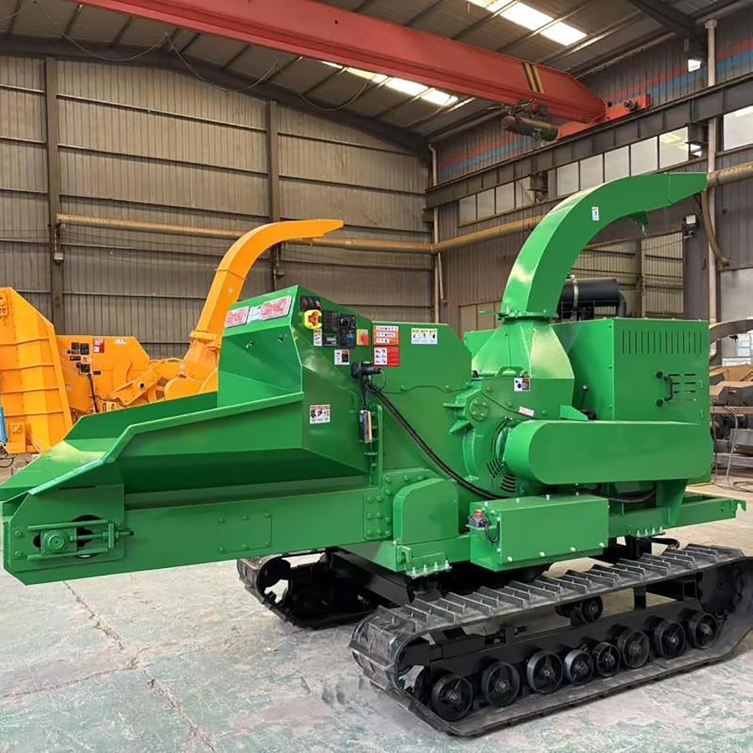 best tracked wood chipper shredder,tracked wood chipper worth buying,tracked chipper shredder pros cons,should I buy a tracked wood chipper,tracked vs towable wood chipper,professional wood chipper for rough terrain - detailed features and technical specifications