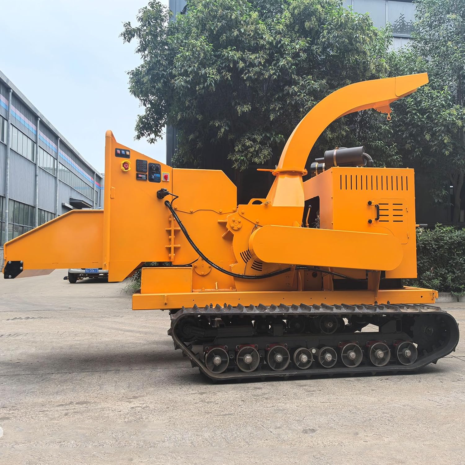 buy tracked wood chipper,tracked wood chipper worth buying,best heavy duty wood chipper,tracked wood chipper pros cons,industrial wood chipper vs alternatives,should I buy a tracked wood chipper - detailed features and technical specifications